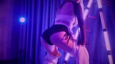 Baştan çıkarıcı dans eden seksi kadın. Titreyen bir dansçı, canlı mor ve mavi ışıkla yıkanmış, canlı neon bir üçgenin altında sahnenin enerjisini somutlaştırıyor. Bir sanatçının kadın vücudu, twerk ve yüksek topuklu ayakkabı sanatının bir kanıtı.