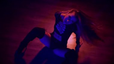 Baştan çıkarıcı dans eden seksi kadın. Yüksek topuklu bir dansçı, canlı renklerle yıkanmış, sahnenin heyecan verici enerjisini somutlaştırıyor. Akışkan hareketler, yüksek topuklar ve büyüleyici bir göz alıcı performans loş alanı ateşler. Sahnede Geceçöküşü