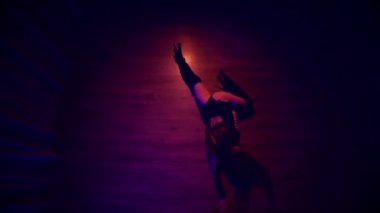 Baştan çıkarıcı dans eden seksi kadın. Yüksek topuklu bir dansçı, canlı renklerle yıkanmış, sahnenin heyecan verici enerjisini somutlaştırıyor. Akışkan hareketler, yüksek topuklar ve büyüleyici bir göz alıcı performans loş alanı ateşler. Sahnede Geceçöküşü