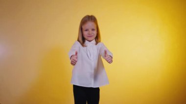 Kendine güveni olan genç bir kız canlı sarı bir arkaplan karşısında 