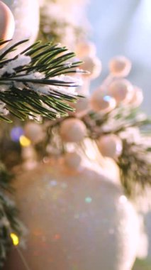 Hassas süslemelerle süslenmiş dikey, şenlikli ağaçlar güzel bir masanın başında nöbet tutarlar. Zarif bir Noel dekoru. Hediyeler ve ağaçlar sıcak ve davetkar bir atmosfer yaratır. Bir Noel ziyafeti bekliyor..