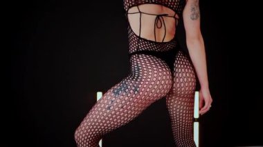 Büyük kalçalı, tangalı bir dansçı kız koridorda erotik bir şekilde dans ediyor. Büyüleyici bir twerk, güçlü bir hareket ve ritim sergiliyor. Baştan çıkarıcı dans eden seksi kadın. Kıvranma, yüksek topuklar, striptiz..