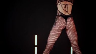 Büyük kalçalı, tangalı bir dansçı kız koridorda erotik bir şekilde dans ediyor. Büyüleyici bir twerk, güçlü bir hareket ve ritim sergiliyor. Baştan çıkarıcı dans eden seksi kadın. Kıvranma, yüksek topuklar, striptiz..