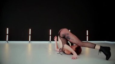 Büyük kalçalı, tangalı bir dansçı kız koridorda erotik bir şekilde dans ediyor. Büyüleyici bir twerk, güçlü bir hareket ve ritim sergiliyor. Baştan çıkarıcı dans eden seksi kadın. Kıvranma, yüksek topuklar, striptiz..