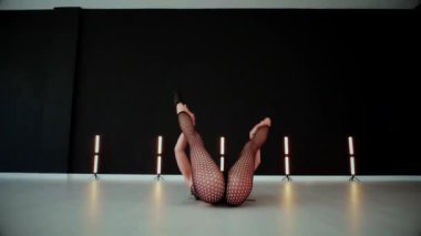 Büyük kalçalı, tangalı bir dansçı kız koridorda erotik bir şekilde dans ediyor. Büyüleyici bir twerk, güçlü bir hareket ve ritim sergiliyor. Baştan çıkarıcı dans eden seksi kadın. Kıvranma, yüksek topuklar, striptiz..