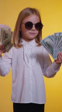 Dikey, kendinden emin gülümseyen bir çocuk para dolarlarını hayranı gibi elinde tutuyor. Beyaz gömlekli, ciddi, genç bir iş kızı, kendine güveniyor ve para sayıyor, satın almaya hazır. İş gibi.,