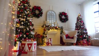Hassas süslerle süslenmiş şenlikli ağaçlar odadaki güzel bir şöminenin başında nöbet tutarlar. Zarif bir Noel dekoru. Hediyeler ve ağaçlar sıcak ve davetkar bir atmosfer yaratır. Bir Noel ziyafeti bekliyor..