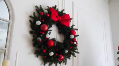 Geleneksel Noel ağacı kırmızı süslemelerle süslenmiş. Güzel dekore edilmiş Noel ağacı olan şenlik odası. Kırmızı takılar bir tatil ağacına renk katıyor. Samimi ayarlar