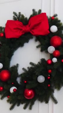 Dikey, geleneksel Noel ağacı kırmızı süslemelerle süslenmiş. Güzel dekore edilmiş Noel ağacı olan şenlik odası. Kırmızı takılar bir tatil ağacına renk katıyor. Samimi ayarlar