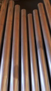 Dikey, süslü bir boru orgu büyük bir kiliseyi müzikle dolduruyor. Yüksek borular kilisede görkemli bir zemin oluşturuyor. Devasa bir kilise borularının karmaşık tasarımı. Etkileyici boru orgu komutanı.