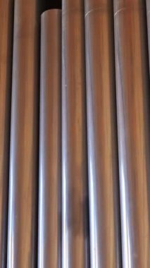 Dikey, süslü bir boru orgu büyük bir kiliseyi müzikle dolduruyor. Yüksek borular kilisede görkemli bir zemin oluşturuyor. Devasa bir kilise borularının karmaşık tasarımı. Etkileyici boru orgu komutanı.