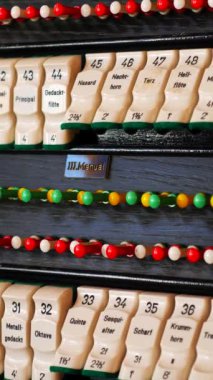 Dikey, süslü bir boru orgu büyük bir kiliseyi müzikle dolduruyor. Yüksek borular kilisede görkemli bir zemin oluşturuyor. Devasa bir kilise borularının karmaşık tasarımı. Etkileyici boru orgu komutanı.