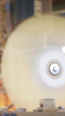 Dikey, arabalara kumaş dokuma. Fabrikadaki ipliklerden kumaş üretimi. Tekstil fabrikası endüstrisi. Kumaş yapma makineleri.