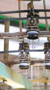 Dikey, arabalara kumaş dokuma. Fabrikadaki ipliklerden kumaş üretimi. Tekstil fabrikası endüstrisi. Kumaş yapma makineleri.