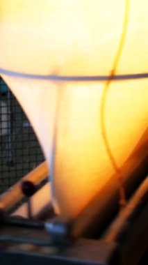 Dikey, arabalara kumaş dokuma. Fabrikadaki ipliklerden kumaş üretimi. Tekstil fabrikası endüstrisi. Kumaş yapma makineleri.