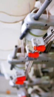 Dikey, arabalara kumaş dokuma. Fabrikadaki ipliklerden kumaş üretimi. Tekstil fabrikası endüstrisi. Kumaş yapma makineleri.