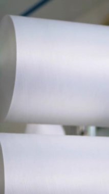 Dikey, arabalara kumaş dokuma. Fabrikadaki ipliklerden kumaş üretimi. Tekstil fabrikası endüstrisi. Kumaş yapma makineleri.