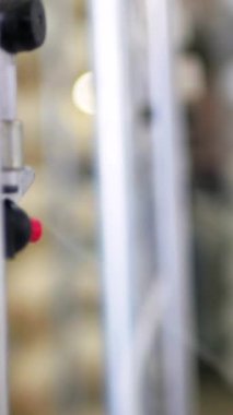 Dikey, arabalara kumaş dokuma. Fabrikadaki ipliklerden kumaş üretimi. Tekstil fabrikası endüstrisi. Kumaş yapma makineleri.