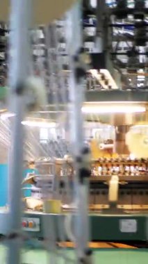 Dikey, arabalara kumaş dokuma. Fabrikadaki ipliklerden kumaş üretimi. Tekstil fabrikası endüstrisi. Kumaş yapma makineleri.