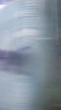 Dikey, arabalara kumaş dokuma. Fabrikadaki ipliklerden kumaş üretimi. Tekstil fabrikası endüstrisi. Kumaş yapma makineleri.