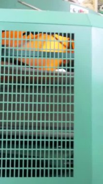 Dikey, arabalara kumaş dokuma. Fabrikadaki ipliklerden kumaş üretimi. Tekstil fabrikası endüstrisi. Kumaş yapma makineleri.