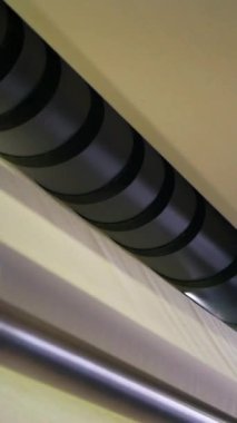 Dikey, arabalara kumaş dokuma. Fabrikadaki ipliklerden kumaş üretimi. Tekstil fabrikası endüstrisi. Kumaş yapma makineleri.