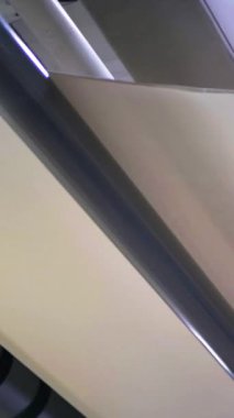 Dikey, arabalara kumaş dokuma. Fabrikadaki ipliklerden kumaş üretimi. Tekstil fabrikası endüstrisi. Kumaş yapma makineleri.