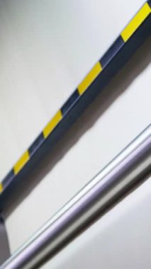 Dikey, arabalara kumaş dokuma. Fabrikadaki ipliklerden kumaş üretimi. Tekstil fabrikası endüstrisi. Kumaş yapma makineleri.