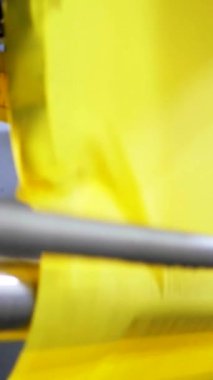 Dikey, arabalara kumaş dokuma. Fabrikadaki ipliklerden kumaş üretimi. Tekstil fabrikası endüstrisi. Kumaş yapma makineleri.