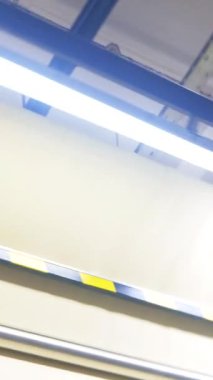 Dikey, arabalara kumaş dokuma. Fabrikadaki ipliklerden kumaş üretimi. Tekstil fabrikası endüstrisi. Kumaş yapma makineleri.