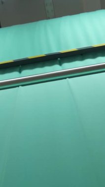 Dikey, arabalara kumaş dokuma. Fabrikadaki ipliklerden kumaş üretimi. Tekstil fabrikası endüstrisi. Kumaş yapma makineleri.