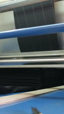 Dikey, arabalara kumaş dokuma. Fabrikadaki ipliklerden kumaş üretimi. Tekstil fabrikası endüstrisi. Kumaş yapma makineleri.