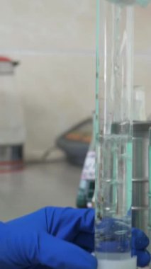 Dikey, arabalara kumaş dokuma. Fabrikadaki ipliklerden kumaş üretimi. Tekstil fabrikası endüstrisi. Kumaş yapma makineleri.