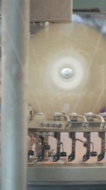 Dikey, arabalara kumaş dokuma. Fabrikadaki ipliklerden kumaş üretimi. Tekstil fabrikası endüstrisi. Kumaş yapma makineleri.