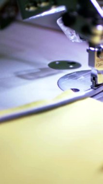 Dikey, arabalara kumaş dokuma. Fabrikadaki ipliklerden kumaş üretimi. Tekstil fabrikası endüstrisi. Kumaş yapma makineleri.