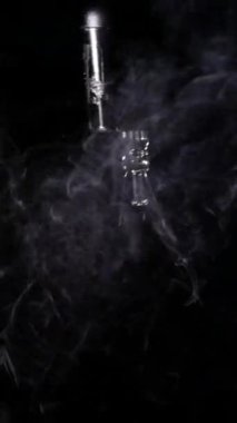 Dikey, parlak bir lamba patladı. Kapatın. Elektrik lambası dumanda alev aldı. Elektrik ağı kapatılıyor.