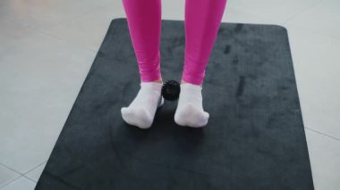 Yoga yaparken güneşli bir odada esneyen pembe elbiseli bir kadın. Gülümseyen kadın esneme egzersizleri yapar. Esneklik eğitimi, esneklik hareketleri, fiziksel egzersizler. Esneme sanatı, dinamik yoga pozu veren bir kadın. Esniyorum.