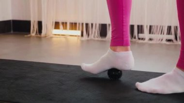 Yoga yaparken güneşli bir odada esneyen pembe elbiseli bir kadın. Gülümseyen kadın esneme egzersizleri yapar. Esneklik eğitimi, esneklik hareketleri, fiziksel egzersizler. Esneme sanatı, dinamik yoga pozu veren bir kadın. Esniyorum.