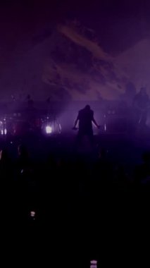 Dikey. İnsanlar vaiz rahibini dinler. Salondaki rock konseri. İnsanlar Tanrı 'ya dua eder. Rock grubu rock festivalinde çalıyor. Vaiz, din, Mesih, mezhep