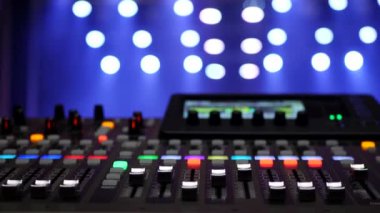 Dijital karıştırma konsolu. Karışımda ustalaşmak, sonik sanatçılık için dijital bir tuval. Hassas kontroller ve canlı performansın nabzı. Sahnenin komuta merkezi, ses mühendisi, ses kontrolü.