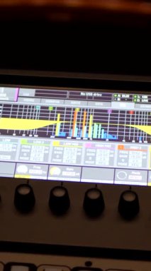 Dikey. Dijital karıştırma konsolu. Karışımda ustalaşmak, sonik sanatçılık için dijital bir tuval. Hassas kontroller ve canlı performansın nabzı. Sahnenin komuta merkezi, ses mühendisi, ses kontrolü.