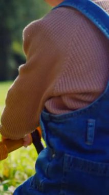 Küçük kaşif, dengeli bisikletleriyle güneşli çayırlarda geziniyor. Canlı bir park ortamında denge sanatında ustalaşan küçük bir binici. Altın saat, bir çocuğun yolculuğunu aydınlatıyor.