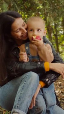 Dikey, sıcak öğleden sonra güneşi bir anne ve çocuğu yıkıyor, ortak bakışlarından belli oluyor. Parkta bir çocuğun mucizesinin bir annenin sevgisiyle buluştuğu hassas bir an. Güneş ışığı içinden akar.