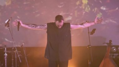 Sahnedeki şarkıcı duygusal olarak şarkı söylüyor. Papaz, vaiz, tarikat. Kulüpte rock konseri. Gece kulübü partisi. Rock grubu rock festivalinde çalıyor. İnsanlar rock dinler..