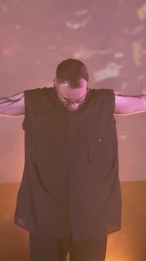 Dikey olarak, bir rock grubu sahnede çalıyor. Dinleyiciler ellerini kaldırdı ve bir müzik grubunun rock konserine atladı. Grubun solisti, vokalisti izleyicilerle birlikte şarkı söylüyor. Davulcu, gitarist., 