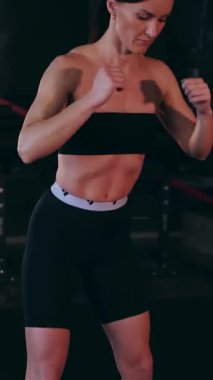 Dikey. Sporcu spor salonunda egzersizler yapar. Bir kadın kaslarını ve vücudunu eğitir. Seksi genç kadın spor salonunda simülatörlerle meşgul. Güzel spor vücudu..