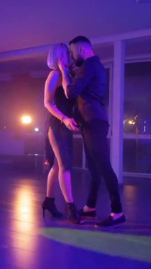 Dikey. Bir erkek ve bir kadın kizomba dansı yapıyor, salsa. Tutkulu bir tango canlı, mor ışıklar altında sergilenir. Heyecan verici enerjiyle birkaç dans. Büyüleyici bir zarafet ve ritim gösterisi. Dansçıların bağlantısı inkar edilemez..