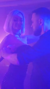 Dikey. Bir erkek ve bir kadın kizomba dansı yapıyor, salsa. Tutkulu bir tango canlı, mor ışıklar altında sergilenir. Heyecan verici enerjiyle birkaç dans. Büyüleyici bir zarafet ve ritim gösterisi. Dansçıların bağlantısı inkar edilemez..