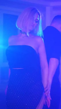Dikey. Bir erkek ve bir kadın kizomba dansı yapıyor, salsa. Tutkulu bir tango canlı, mor ışıklar altında sergilenir. Heyecan verici enerjiyle birkaç dans. Büyüleyici bir zarafet ve ritim gösterisi. Dansçıların bağlantısı inkar edilemez..