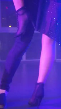 Dikey. Bir erkek ve bir kadın kizomba dansı yapıyor, salsa. Tutkulu bir tango canlı, mor ışıklar altında sergilenir. Heyecan verici enerjiyle birkaç dans. Büyüleyici bir zarafet ve ritim gösterisi. Dansçıların bağlantısı inkar edilemez..